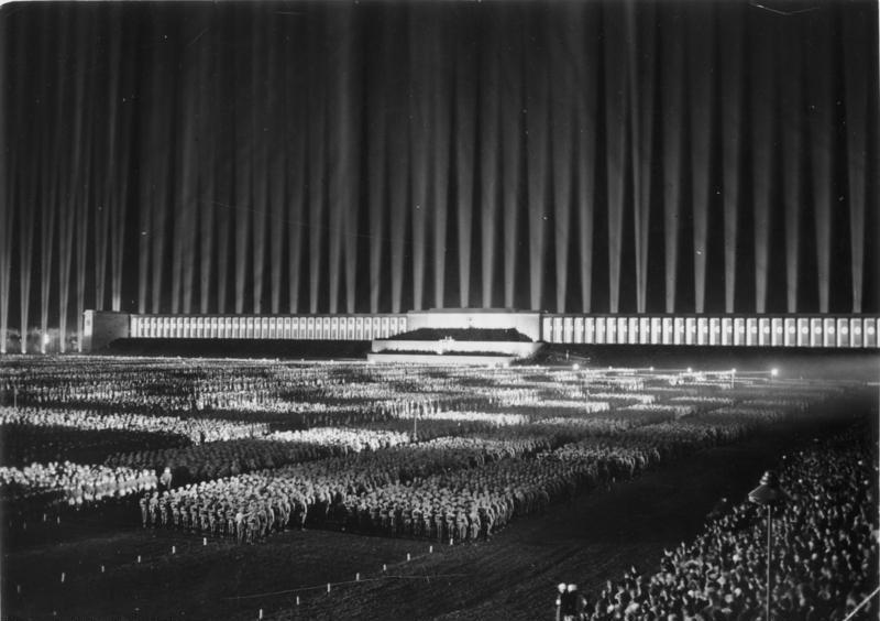 Bundesarchiv_Bild_183-1982-1130-502,_Nürnberg,_Reichsparteitag,_Lichtdom.jpg